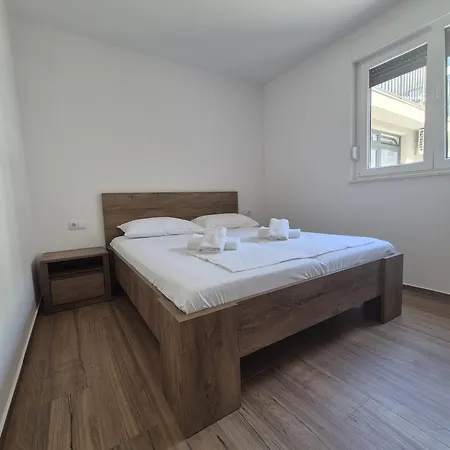 Bura- With Hot Tub Makarska